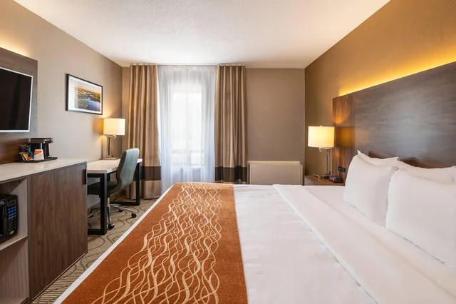 غرفة قياسية بسرير كينج في طابق مرتفع، Comfort Inn North Bay 1/5