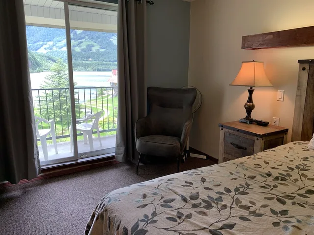 غرفة قياسية بسرير كوين، Three Valley Lake Chateau 3/6