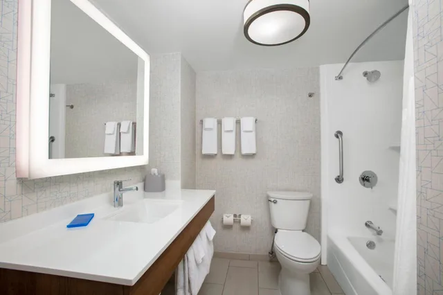 غرفة ديلوكس بسريرين مزدوجين، Holiday Inn Express Charleston-Civic Center 2/2