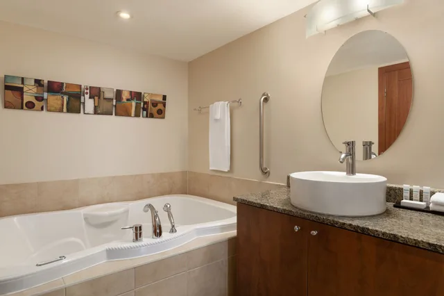 جناح رئاسي بسرير كينج وسرير كوين بغرفتي نوم، Embassy Suites By Hilton Montreal 5/7