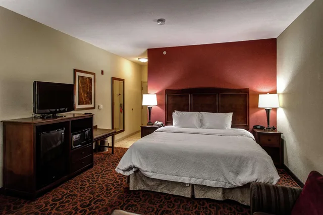 Study, King Bed, Sofa، Hampton Inn Junction City Kansas 1/6