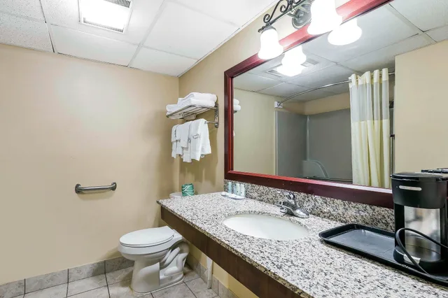 Standard, King and Queen Bed, Balcony, Quality Inn & Suites Sevierville - Pigeon Forge 2/2