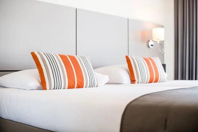 Deluxe, Twin Beds, Lake View, Lake Geneva Hotel 3/4