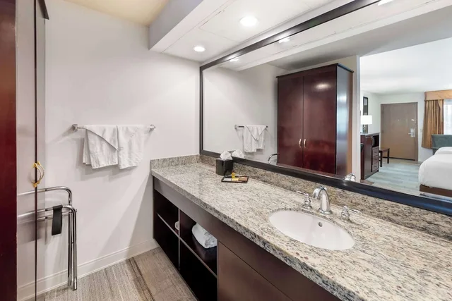 غرفة خارجية بسريرين كوين يُسمح فيها بالحيوانات الأليفة، Best Western Plus Redondo Beach Inn 4/6