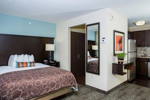 جناح بسرير كوين بغرفة نوم واحدة مع أريكة بمطبخ، STAYBRIDGE SUITES LINCOLN NORTHEAST 3/7