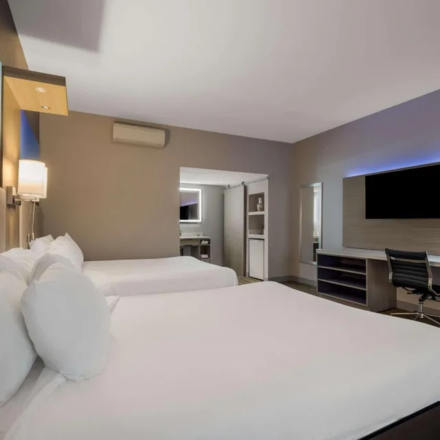 Room, King Bed, 2 Queen Beds, Freeway Side, Best Western Diamond Bar Hotel & Suites 3/4