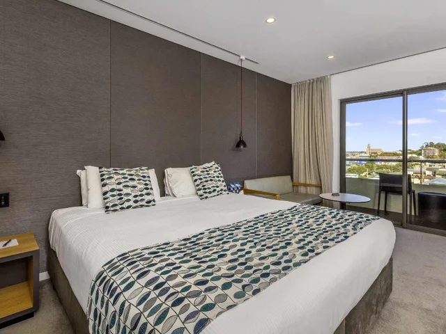 Deluxe, King Bed, City Side, Mantra Bunbury 3/6
