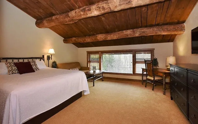 شاليه بسريرين كينج وسرير كوين بـ5 غرف نوم مع أريكة، Seven Springs Resort 1/8