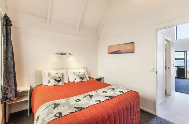 جناح سوبيريور بسرير كينج بغرفة نوم واحدة مع أريكة بجاكوزي، Gables Lakefront Motel 4/7