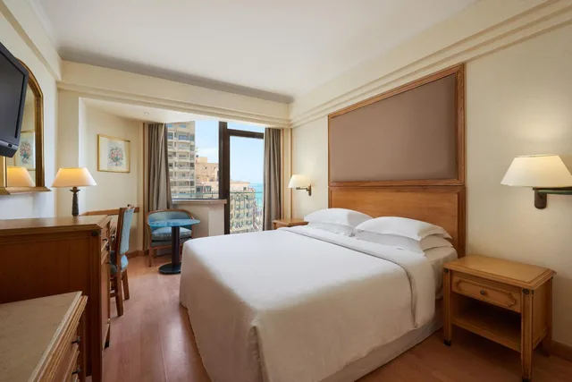 غرفة كلاسيكية بسرير كوين بإطلالة على المدينة بشرفة في طابق منخفض، Sheraton Montazah Hotel 2/4