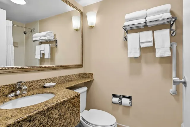 غرفة قياسية بسرير كينج، Clarion Inn North Haven - New Haven North 3/4