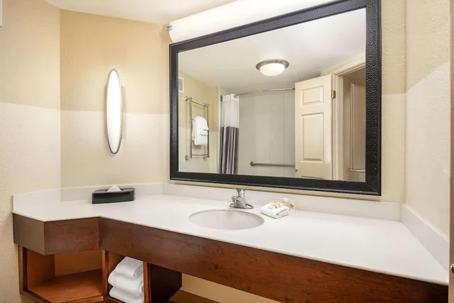 غرفة بسرير كينج، La Quinta Inn & Suites by Wyndham Atlanta Ballpark/Galleria 10/10