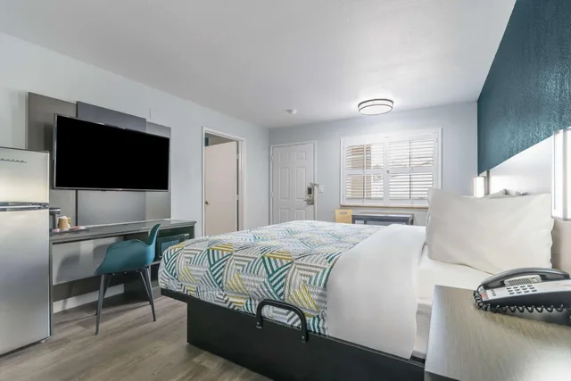 1 King Bed - Mobil Access Tub Nsmk Micfridg، Studio6 Suites Madera, CA - Yosemite 7/8