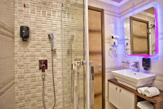 جناح بسرير كوين بغرفة نوم واحدة مع أريكة، Hotel ACD Wellness and Spa 2/2
