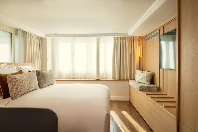 جناح سيغنتشر بسرير كوين، Hotel & Spa Royal Madeleine 1/3