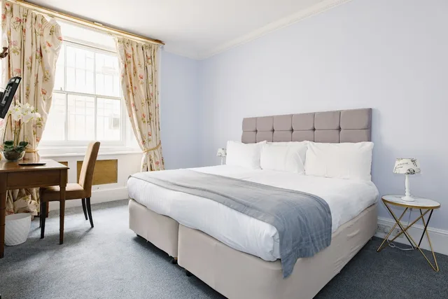 غرفة بسريرين منفصلين وسرير كينج، Abbey Court Hotel Notting Hill 1/7