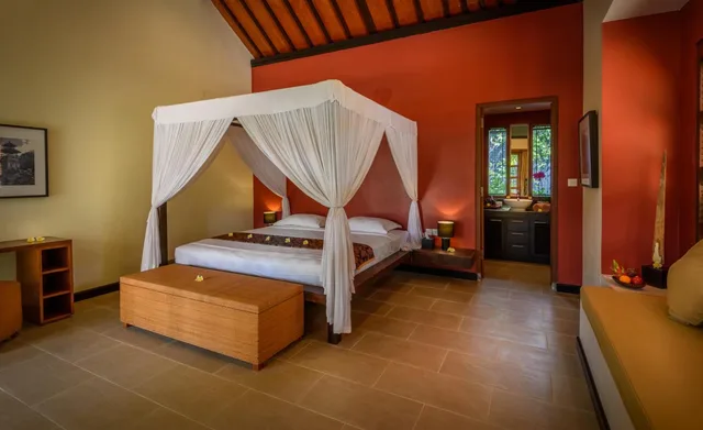 غرفة بسرير كينج بإطلالة على الحديقة مع أريكة، Villa Sabandari 1/2