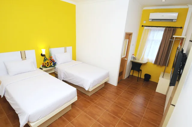 غرفة بسريرين منفصلين، RumaRuma Hotel Kenten Palembang 1/4