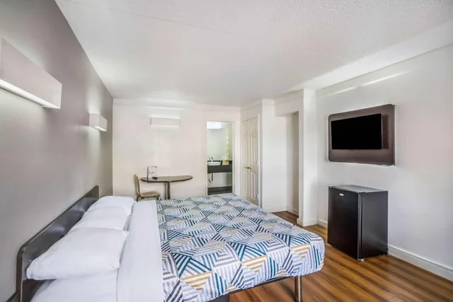 غرفة بسرير كوين، Motel6 Dallas, TX - Market Center 4/10
