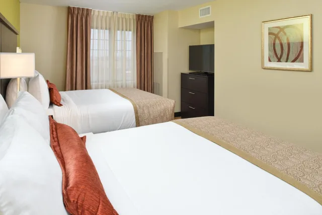 غرفة بسريرين كوين لذوي الإعاقة، Staybridge Suites Merrillville 1/2