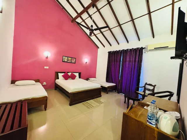 Deluxe, Quadruple, Queen and Twin Beds, Ziegler Cottage 1/3