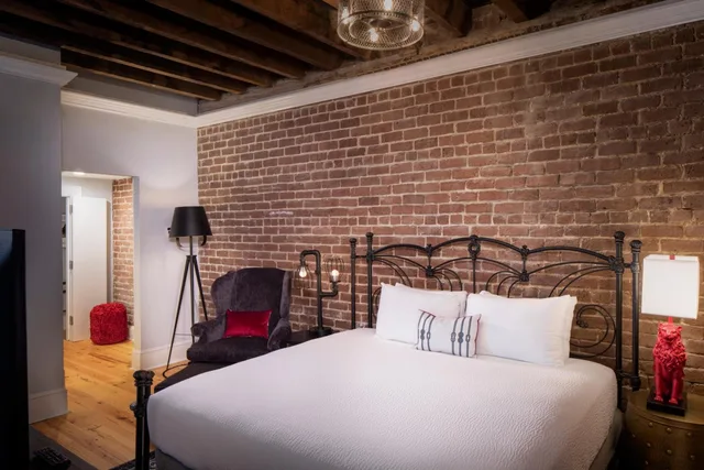 غرفة بسرير كينج بإطلالة على المدينة، River Street Inn 4/10
