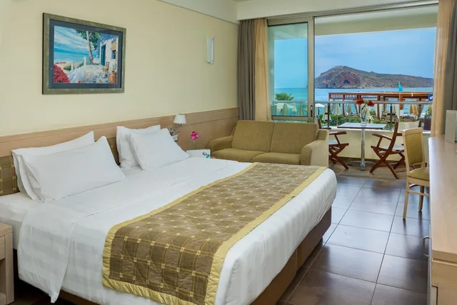 غرفة بسريرين منفصلين بإطلالة على البحر مع أريكة، Thalassa Beach Resort - Adults Only 1/7