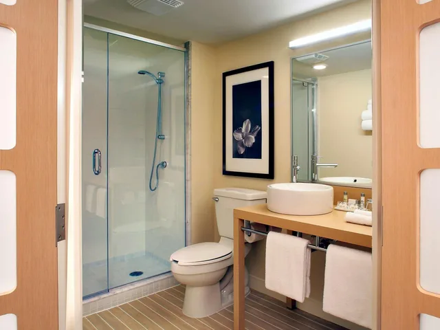 غرفة سوبيريور بسرير كينج وسريرين كوين، NOVOTEL MONTREAL AIRPORT 4/6