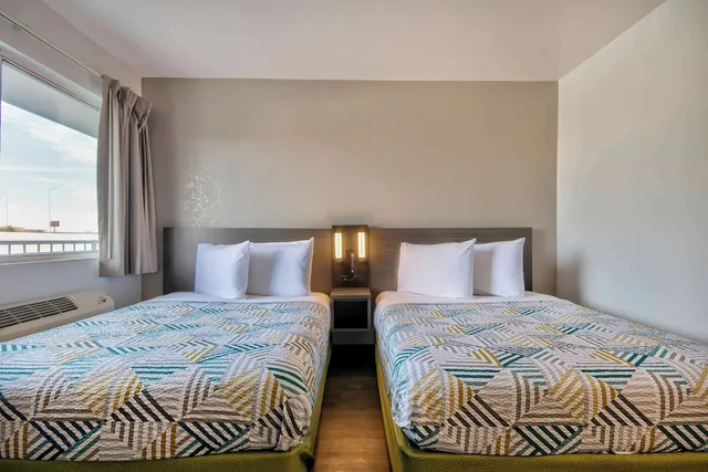 غرفة ديلوكس بسريرين كوين بمطبخ صغير، Studio6 Albuquerque, NM - Midtown 1/4