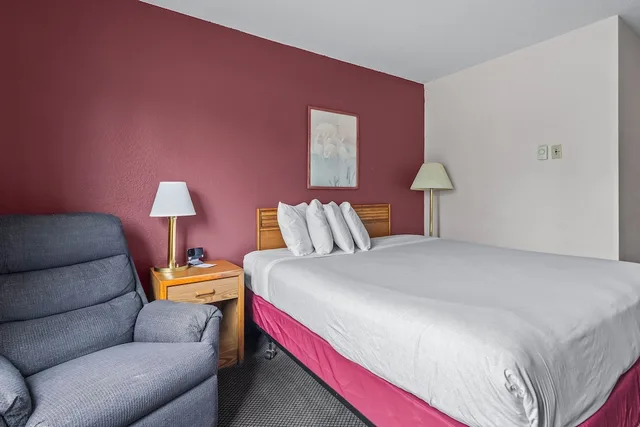 جناح بسرير كوين، Wautoma Inn by OYO Near Airport WI 73 4/7