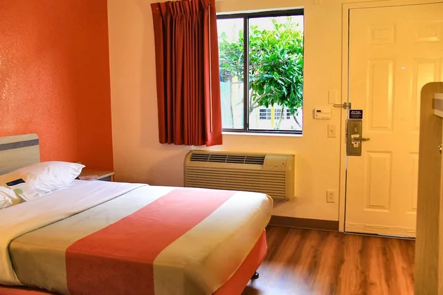 Standard, Double Bed, Smoking, Accessible, Motel6 Enfield, CT - Hartford 3/5