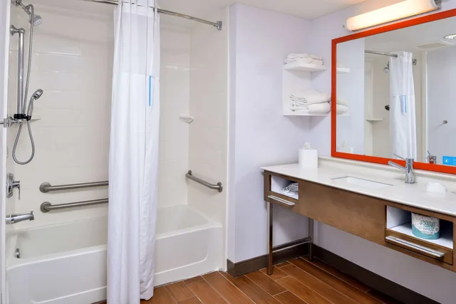 جناح بسرير كينج لذوي الإعاقة، Hampton Inn By Hilton Emporia 7/9