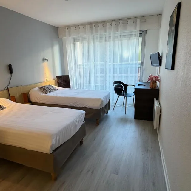 غرفة بسريرين منفصلين لذوي الإعاقة، Hotel Bains Sarrailh 1/2