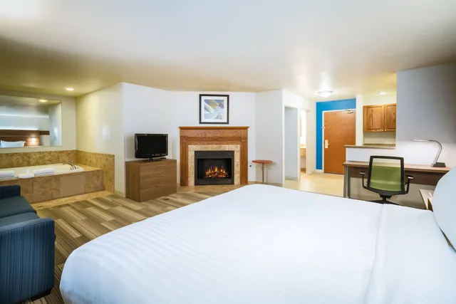 Suite, King Bed, Extra Floor Space, Sofa، Holiday Inn Express & Suites Rocky Mount/Smith Mtn Lake 1/5