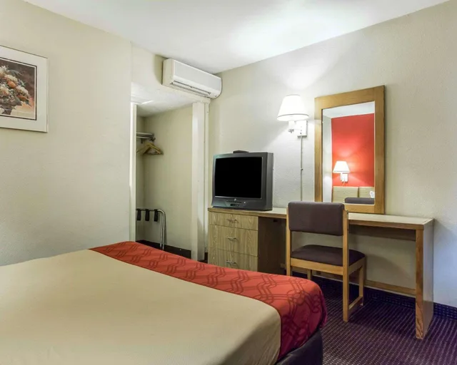 غرفة بسرير كينج للمدخنين، Econo Lodge Atlanta College Park 1/2