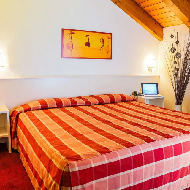 غرفة ثلاثية، HOTEL GALLIA 5/10