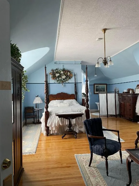 جناح شهر العسل بسرير كوين، Marshlands Inn 2/3