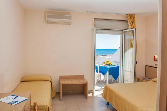 غرفة ديلوكس ثلاثية بإطلالة على البحر، Hotel Cristalda 4/7