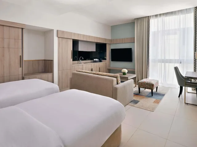 غرفة سوبيريور بسريرين منفصلين بإطلالة على المسبح، موفنبيك التحلية جدة(Movenpick Hotel Tahlia Jeddah) 2/8