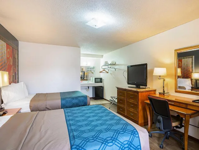 غرفة قياسية بسريرين مزدوجين، Econo Lodge Waupaca 3/7