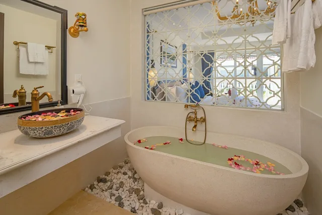 غرفة عائلية بسرير كينج وسريرين منفصلين بإطلالة على المسبح بغرفتي نوم، Hoi An Blue Sky Boutique Spa 7/8
