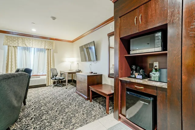 جناح بريميوم بسرير كينج بحوض جاكوزي، Woodbine Hotel and Suites 5/5