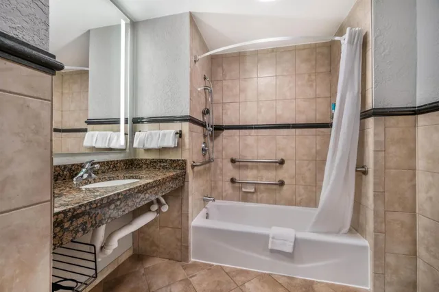 غرفة بسرير كينج في طابق مرتفع لذوي الإعاقة، Drury Inn & Suites Flagstaff 4/4