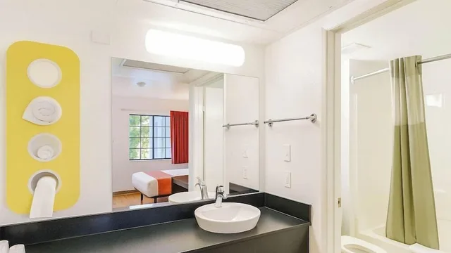 غرفة قياسية بسرير كوين، Motel6 Carlsbad, CA Beach 7/8
