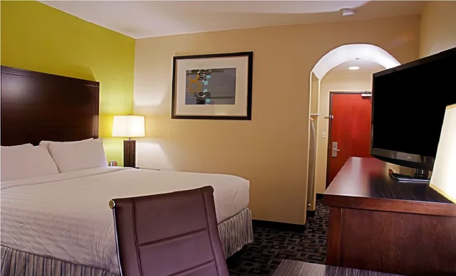 غرفة بسرير كينج، Super 8 by Wyndham Irving/DFW Apt/North 1/2