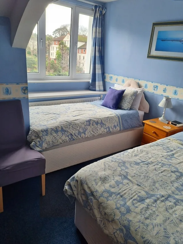 Room, Twin Beds, The Sands 3/6