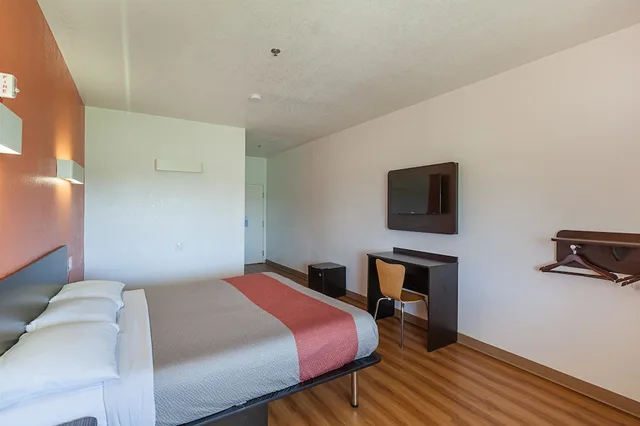 غرفة قياسية بسرير كينج، Motel6 Bedford, TX - Fort Worth 1/8