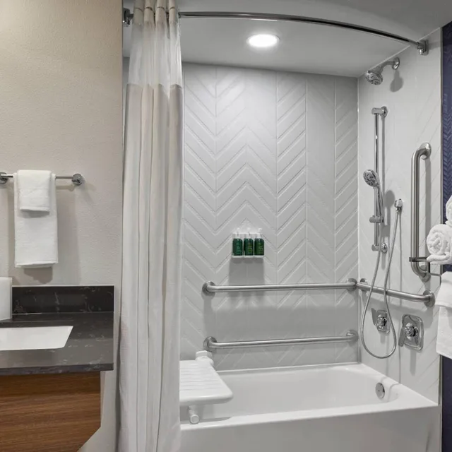 غرفة بسرير كينج بحوض استحمام لذوي الإعاقة، Fairfield Inn And Suites By Marriott Virginia Beach Norfolk Airport 6/7