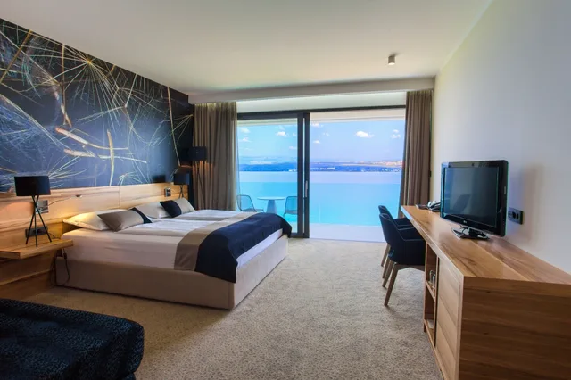 غرفة ديلوكس بسرير كينج بإطلالة على البحر بشرفة مع أريكة، Hotel Villa Margaret 1/4