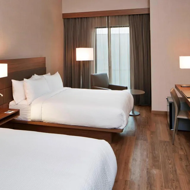 غرفة بسريرين مزدوجين بحوض استحمام لذوي الإعاقة، Ac Hotel By Marriott Minneapolis Downtown 1/10